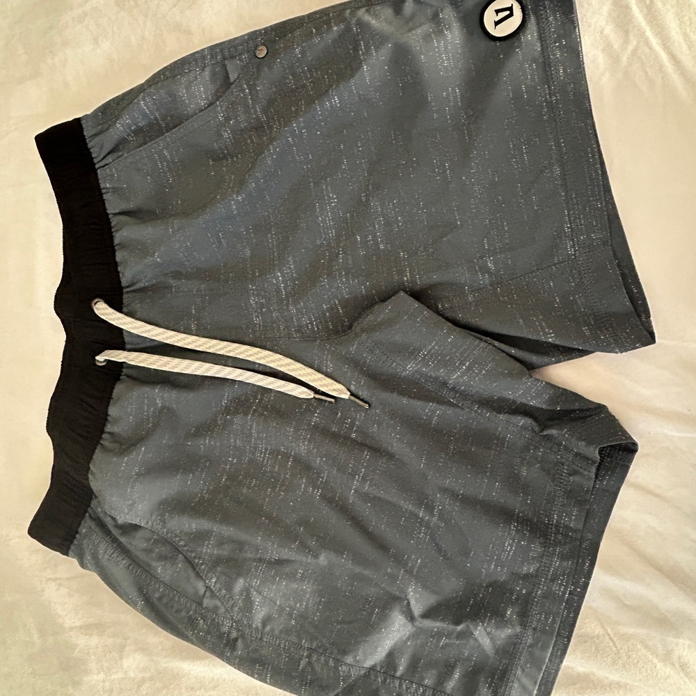 Vuori men’s Kore Short in Lake Texture